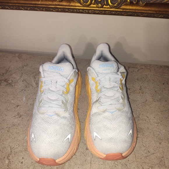 HOKA Arahi 6 Women's Athletic Shoes - Gray and Yellow - Picture 3 of 8